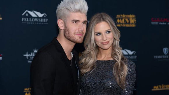 Colton Dixon Joins Fox Nation's Ainsley Earhardt to Discuss Power of Prayer